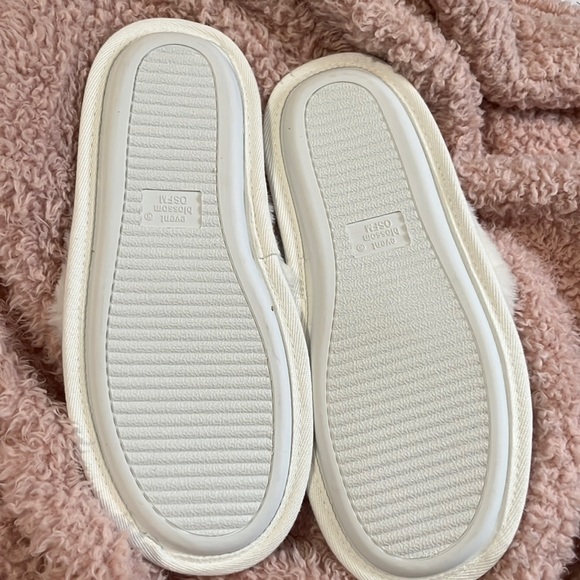 White event blossom flip flop slippers - Picture 2 of 4